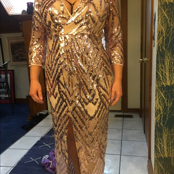 Rose sequin evening gown. - Picture 2 of 5